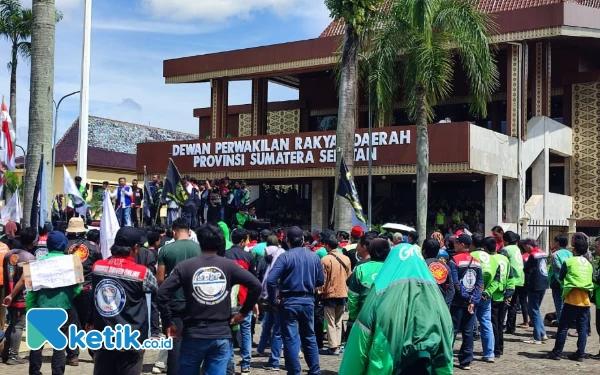 Thumbnail Berita - Aksi Serentak Nasional Bergema di Palembang, Ribuan Driver Ojol Padati DPRD Sumsel