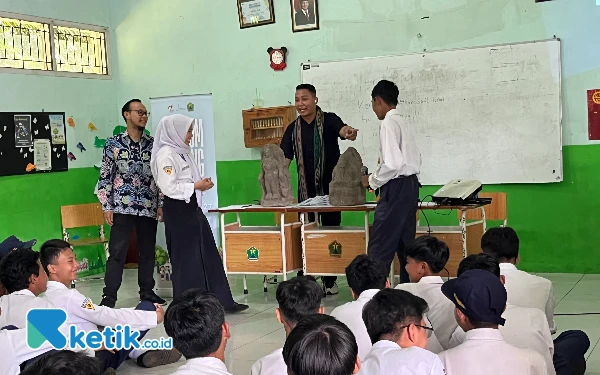 Thumbnail Siswa SMPN 27 Malang Dikenalkan Koleksi Arca Ganesha dan Durga pada Program Museum Keliling