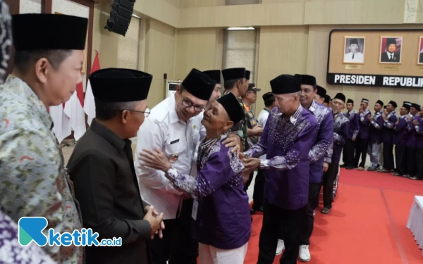 Thumbnail Berita - Wali Kota Batu Titip Doa kepada 197 Jemaah Calon Haji yang Dilepas di Balai Kota Among Tani