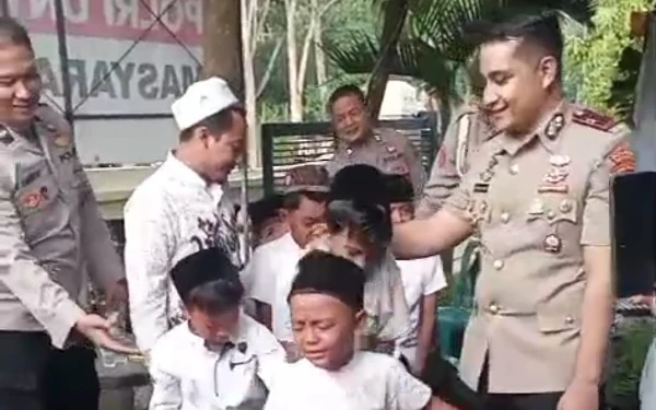 Thumbnail Berita - Tangis Haru Warnai Perpisahan Kapolsek Pakem Bondowoso