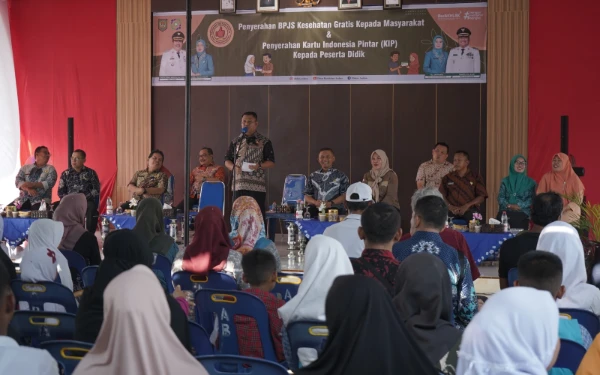 Thumbnail Berita - Sasar Warga di 8 Kecamatan, Wabup Asahan Rianto Serahkan BPJS Kesehatan Gratis dan KIP