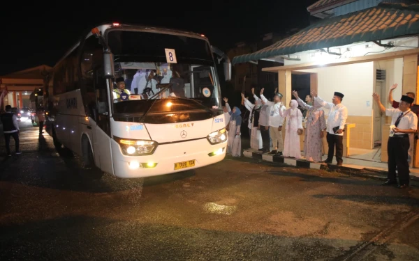 Thumbnail Berita - Hadiri Pelepasan JCH Asal  Asahan, Ini Pesan Wabup Rianto