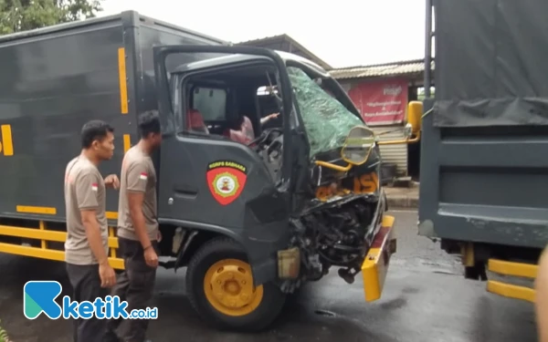 Thumbnail Berita - 4 Kendaraan Dinas Polisi Alami Tabrakan Beruntun di Gunungsari Surabaya