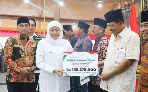 Thumbnail Berita - Khofifah Salurkan Rp7,62 Miliar untuk Warga Bangkalan, Upaya Tekan Kemiskinan