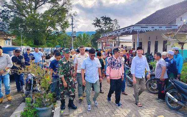 Thumbnail Berita - Bangun Kedekatan Pascakonflik, Bupati Bondowoso Kunjungi Warga Kaligedang