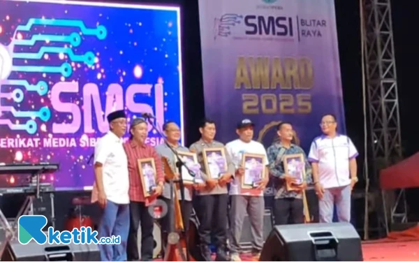 Thumbnail Berita - Eks Wabup Rahmat Santoso Raih Penghargaan SMSI Blitar Raya Kategori Pembela Keadilan