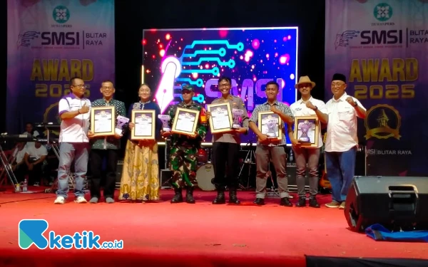 Thumbnail Berita - Mohamad Hardita Magdi Terima Penghargaan SMSI Blitar Raya Award 2025, Dukung Media Sebagai Mitra Pembangunan