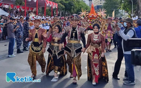 Parade Surabaya Vaganza 2025, Keluarga Wali Kota Eri Cahyadi Tampilkan Busana Kerajaan Sawunggaling