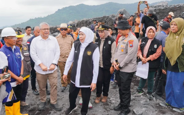 Thumbnail Berita - Gubernur Khofifah Pastikan Perbaikan Tanggul di Lumajang Tuntas dalam 3 Bulan