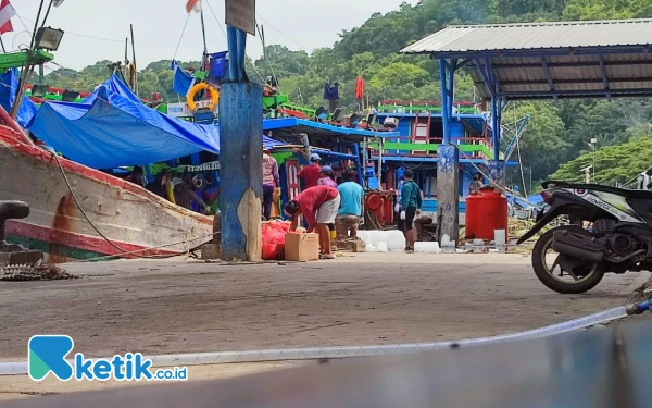 Thumbnail Berita - Ombak Tinggi Paksa Nelayan Tamperan Pacitan Libur Melaut hingga 6 Hari