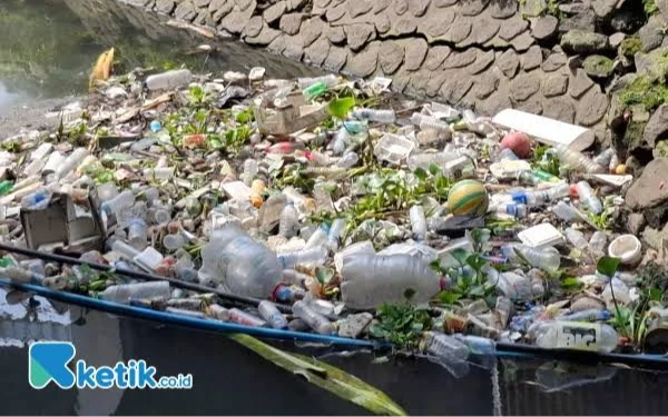 Thumbnail Berita - Sampah Dibuang ke Sungai, Ulah Oknum Warga Picu Banjir Mengintai Pacitan