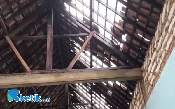 Thumbnail Berita - Rumahnya Rusak Diterjang Angin Kencang, Warga Banyuates Sampang Belum Dapat Perhatian dari Pemerintah