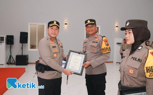 Thumbnail Berita - Kapolres Blitar Beri Penghargaan Anggota, Tegaskan Komitmen Polri untuk Dekat dengan Masyarakat