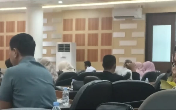 Anggota DPRD Tuban Kedapatan Merokok Vape Saat Rapat Paripurna