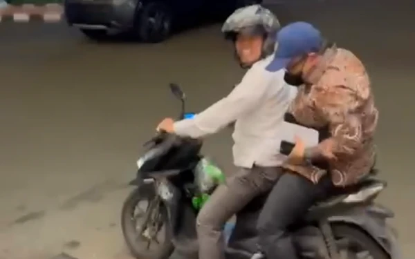 Thumbnail Berita - Tanpa Patwal, Fahri Hamzah Pilih Naik Ojek Online Motor ke Rapat
