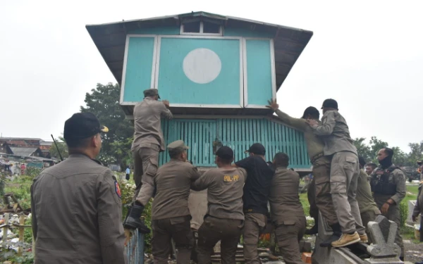 Berantas Judi Merpati, Satpol PP Robohkan hingga Bongkar Bekupon di TPU Rangkah Surabaya