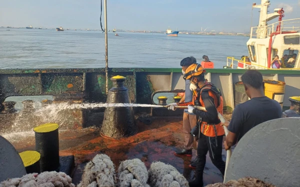 Masalah Mesin, KM Dewi Bulan 89 Hangus Terbakar di Perairan Manyar Gresik