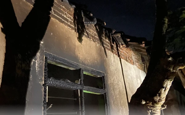 Thumbnail Berita - Diduga Bakar dan Sampah, Rumah Warga Bulukerto Kota Batu Ludes Dilalap Si Jago Merah