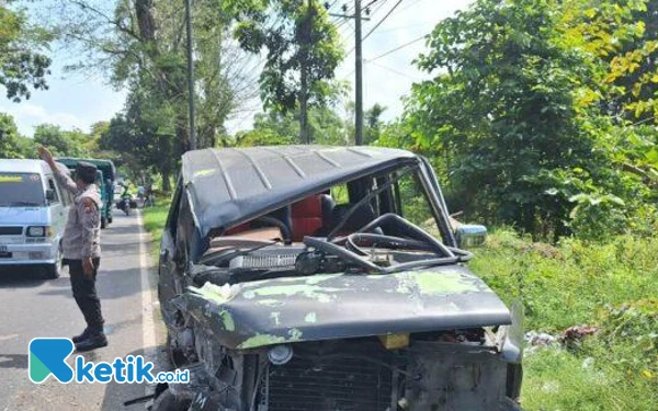 Thumbnail Berita - Minibus Diduga Tabrak Truk di Sampang, Dua Orang Alami Luka Berat
