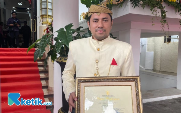 Thumbnail Berita - Dukung Pelaksanaan Pembangunan Surabaya, Wakil Ketua DPRD Terima Penghargaan