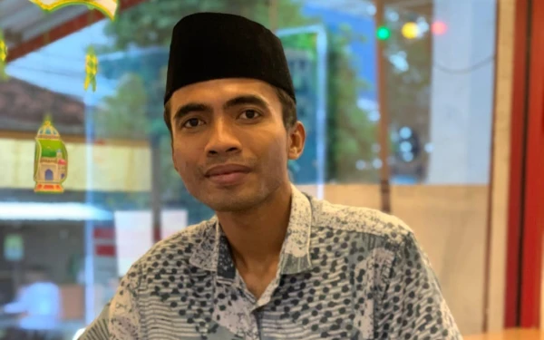 Thumbnail Berita - Indra Maulana Arifin, Pemuda Desa Tamberu Timur Sampang yang Setia Dampingi Warga Berobat