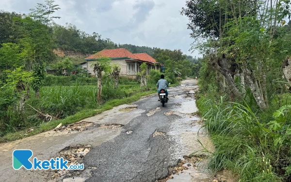 Thumbnail Berita - Jalan Batulenger-Karangpenang Sampang Rusak Parah, Warga Desak Perbaikan Segera