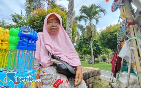 Thumbnail Berita - Cerita Haru Surati, Penjual Mainan Anak di Pacitan yang Hidup Sebatang Kara