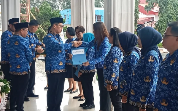 Thumbnail Wali Kota Bitung Serahkan SK Pensiun pada Momentum Upacara Hari Lahir Pancasila