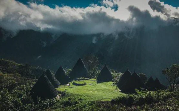 Thumbnail Berita - Ternyata Tak jauh dari Labuan Bajo, Ada 'Negeri di Atas Awan' yang Indah: Wae Rebo di Flores Manggarai NTT