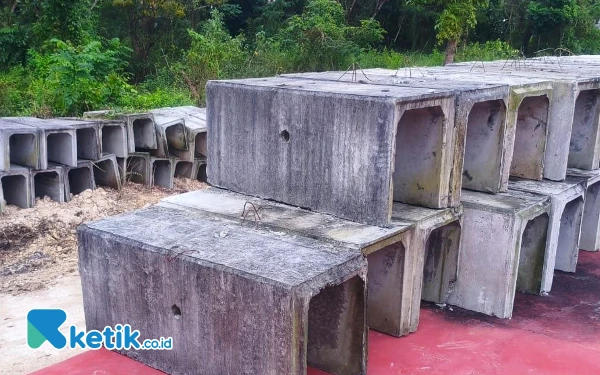 Thumbnail Berita - Proyek Saluran Jalan Imam Bonjol Sampang Disorot, U-Ditch Diduga Tak Sesuai Spesifikasi