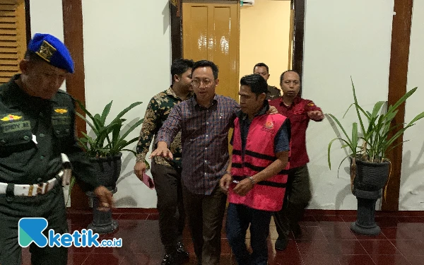 Thumbnail Berita - Langsung Ditahan, Kakak Mantan Bupati Blitar Mak Rini Jadi Tersangka Kasus Korupsi DAM Kali Bentak