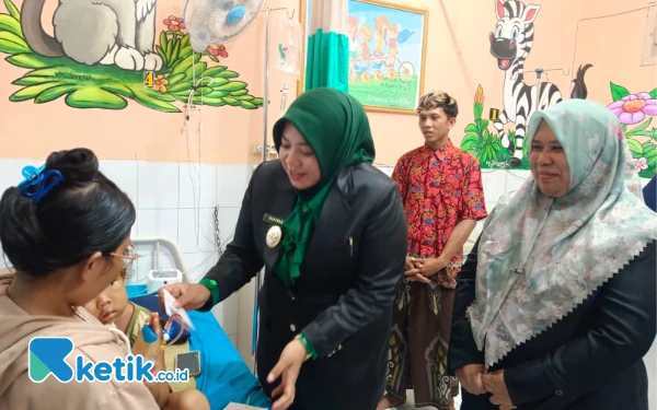 Thumbnail Berita - Balita di Situbondo Digigit Ular Kobra saat Tidur di Lantai Rumah