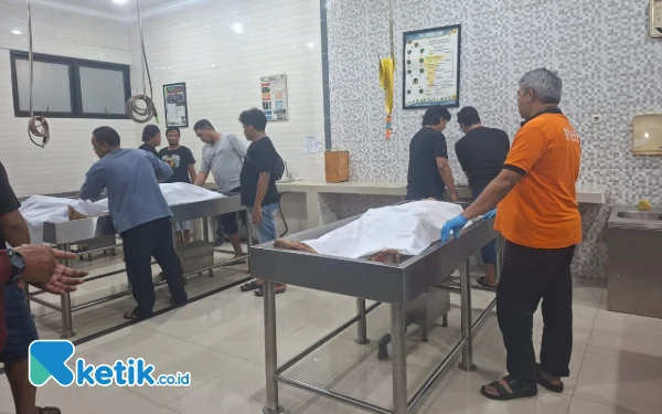 Thumbnail Berita - Komplotan Pembobol Toko Rokok Nekat Tabrak Polisi di Tol Japanan, Dua Tewas Ditembak! Ini Identitasnya