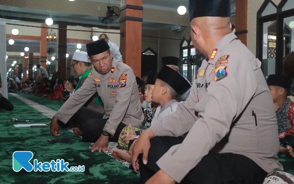 Thumbnail Berita - Polres Blitar Tebar Kepedulian, Santuni Anak Yatim Piatu di Masjid At Taubah