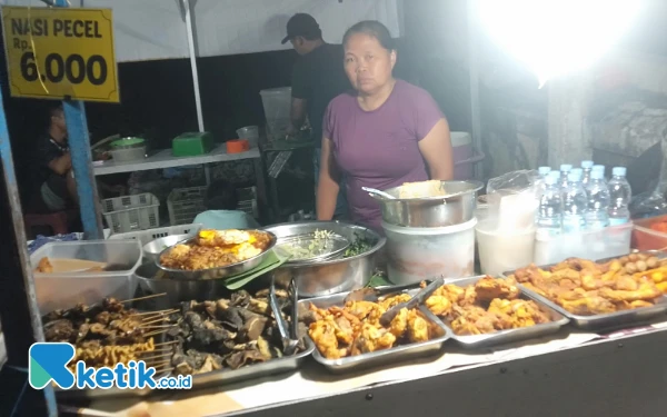 Thumbnail Berita - Nasi Pecel Tenda Biru Bu Didik, Andalan Kuliner Pecel Kota Madiun