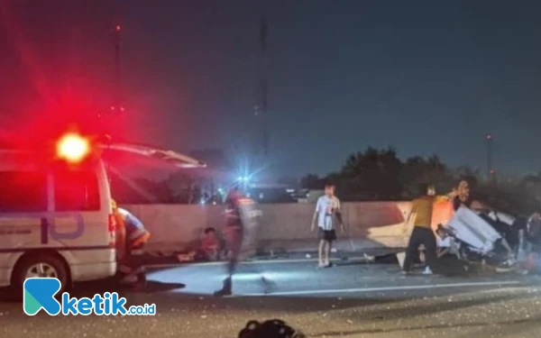 Thumbnail Berita - Terios Terguling Usai Tabrak Truk Tebu di Tol Pemalang-Batang, Satu Tewas dan Dua Luka-Luka