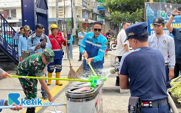Thumbnail Ngalam Rijik! Wahyu Hidayat Turun Tangan Bersihkan Trotoar dan Tempat Sampah di Kayutangan Heritage