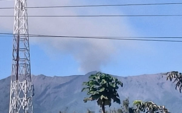 Thumbnail Berita - Gunung Raung Kembali Meletus, Kolom Asap Membumbung Setinggi 600 Meter