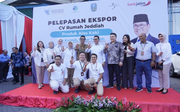 Thumbnail Berita - Nasabah Binaan Bank Jatim Sukses Ekspor Alas Kaki Senilai Rp618 Juta ke Kuwait