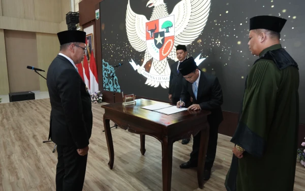 Thumbnail Berita - ‎Wali Kota Batu Lantik Achmad Yusup sebagai Direktur Perumdam Among Tirto   ‎