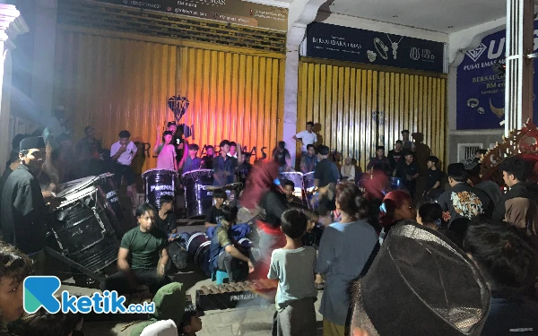 Thumbnail Berita - Diiringi Perkusi, Malam Takbiran Iduladha di Desa Tamberu Timur Sampang Berlangsung Meriah