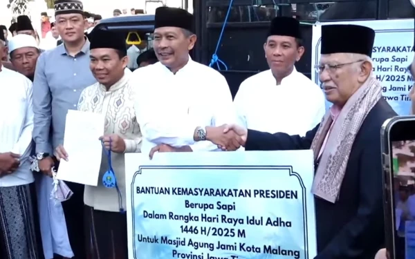 Thumbnail Masjid Agung Jami' Malang Terima Sapi Presiden Prabowo Usai Salat Iduladha