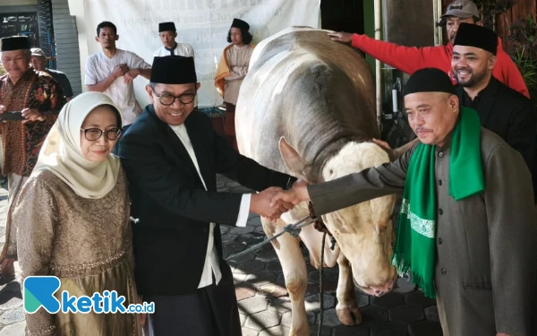Thumbnail Berita - Wali Kota dan Wakil Wali Kota Batu Serahkan Sapi Kurban Presiden Prabowo ke Desa Pesanggrahan