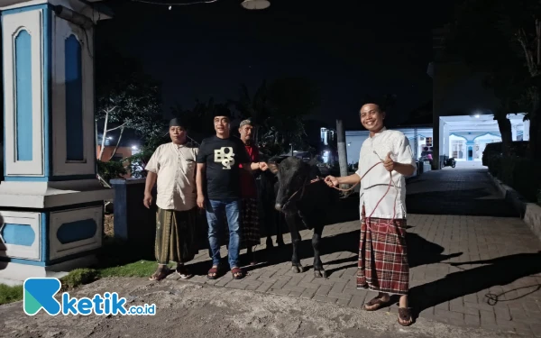 Thumbnail Berita - Anggota DPRD Jatim Eko Yunianto Kurban 6 Ekor Sapi, Diantar Sendiri ke Masjid