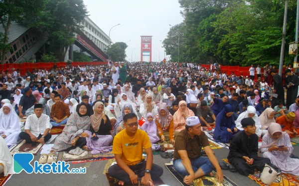 Thumbnail Berita - [FOTO] Suasana Salat Iduladha di Jembatan Ampera
