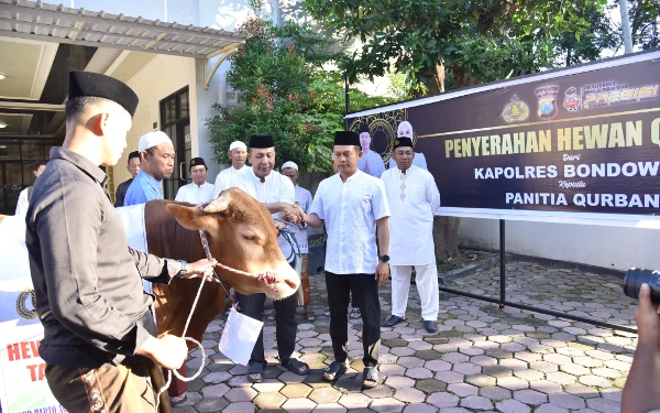 Thumbnail Berita - Semangat Berbagi di Iduladha, Polres Bondowoso Salurkan Hewan Qurban untuk Warga
