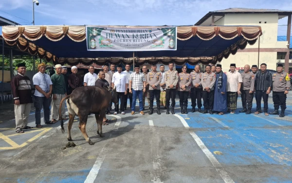Thumbnail Rayakan Iduladha, Polres Bitung Bagikan Daging Kurban ke Warga