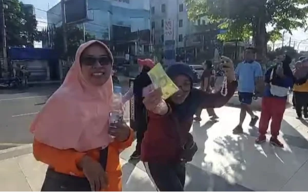 Thumbnail Berita - Heboh Hujan Uang di Jember, Ini Faktanya