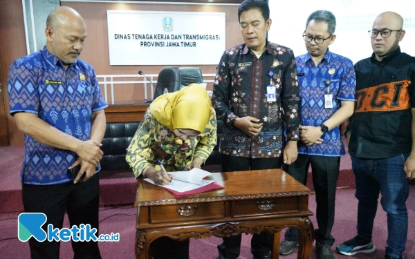 Wabup  Sidoarjo Mimik Idayana Selesaikan Kasus Penahanan Ijazah Mantan Pekerja Pabrik