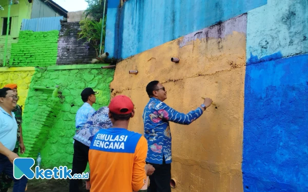 Thumbnail Berita - Wali Kota Malang Wahyu Hidayat Ikut Cat Langsung Kampung Warna-warni Jodipan